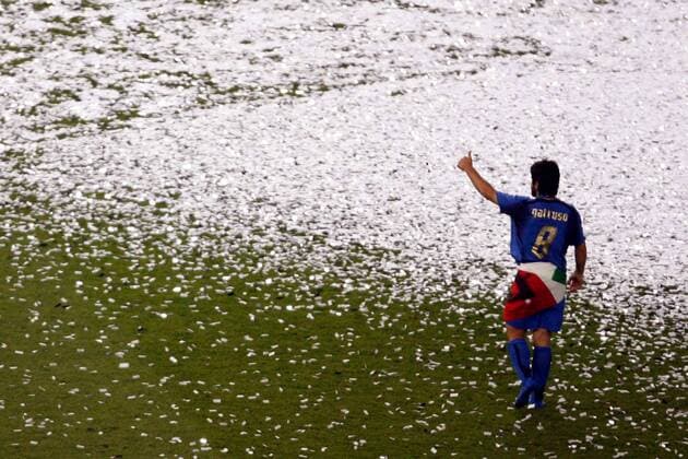 Weltmeister 2006 - Gennaro Gattuso (Italien) genießt den Sieg allein auf dem Platz -  Fußball Herren WM 2006, Länderspiel, Nationalteam, Nationaltrikot, Italien, Finale, Endspiel, Vdig Totale Berlin Freude, Fußball Herren WM 2006, Länderspiel, Nationalteam, Nationaltrikot, Italien, Finale, Endspiel, Vdig Totale Berlin Freude,