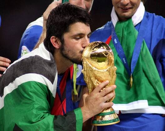 Italien ist Weltmeister 2006 - Gennaro Gattuso (Italien) küsst den Weltmeisterpokal -  Fußball WM Herren WM 2006, Länderspiel, Nationalteam, Finale, Endspiel, Nationaltrikot, Einzelbild Fahne, Kuß, Kuss, küssen Berlin, Siegerehrung, Podium, Podest, Freude, Fußball WM Herren WM 2006, Länderspiel, Nationalteam, Finale, Endspiel, Nationaltrikot, Einzelbild Fahne, Kuß, Kuss, küssen Berlin, Siegerehrung, Podium, Podest, Freude,
