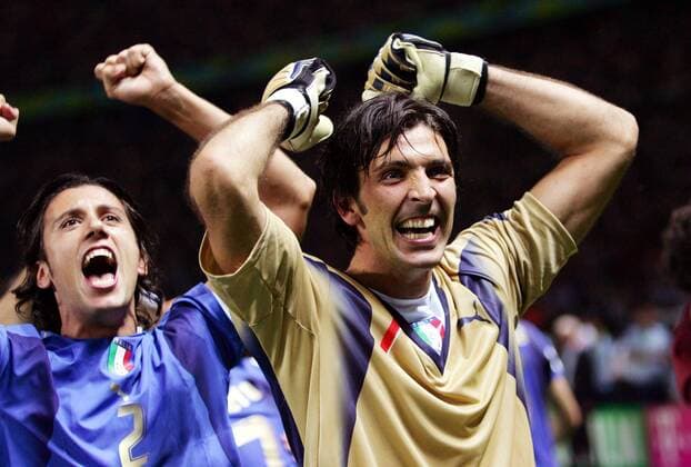 Torwart Gianluigi Buffon und Cristian Zaccardo (beide Italien) bejubeln den Gewinn der WM 2006 Fußball WM Herren WM 2006, Länderspiel, Nationalteam, Finale, Endspiel, Nationaltrikot Gruppe Sieg, Sieger Berlin Freude, Begeisterung, Fußball WM Herren WM 2006, Länderspiel, Nationalteam, Finale, Endspiel, Nationaltrikot Gruppe Sieg, Sieger Berlin Freude, Begeisterung,