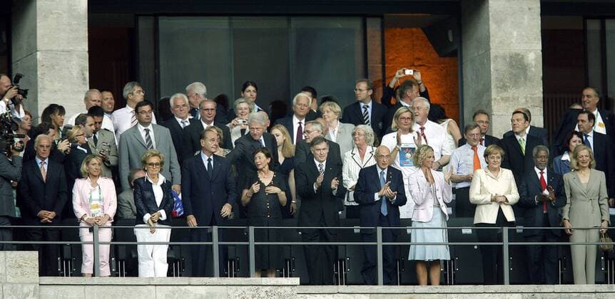 Ehrentribüne zum WM Finale, vorne v.li.: Beckenbauer mit Gattin Heidi, Staatspräsident Chirac (FRA) mit Gattin Bernadette, Bundespräsident Köhler mit Gattin Eva Luise, Staatspräsident Napolitano, Sportministerin Melandri (beide ITA), Bundeskanzlerin.... Fußball WM Herren 2006, Endspiel, Gast, Gäste, Besucher, Publikum, Vdig.... und Ministerpräsident SWH Carstensen Totale Staatsoberhaupt, internationale, Publikum, Gast Berlin, VIP, Prominente, Politik, Politiker, Vdig Fußball WM Herren 2006, Endspiel, Gast, Gäste, Besucher, Publikum, Vdig.... und Ministerpräsident SWH Carstensen Totale Staatsoberhaupt, internationale, Publikum, Gast Berlin, VIP, Prominente, Politik, Politiker, Vdig
