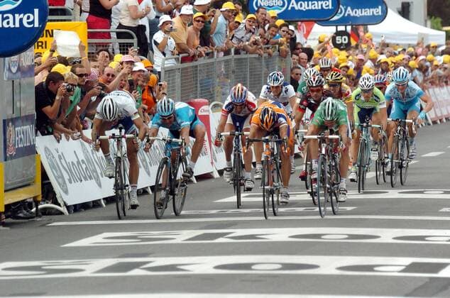 Oscar Freire (Spanien Rabobank, 2.v.re.) gewinnt die 9. Etappe der Tour de France 2006 vor Robbie McEwen (Australien Davitamon Lotto, re.) und Erik Zabel (Deutschland Milram, 2.v.li.) - Radsport Herren 93. Tour de France 2006, ProTour, Straßenradsport, Straße, Rad, Linie, Ziellinie Totale Mac, Etappensieg, Etappensieger 9. Etappe: Bordeaux - Dax Spannung Radsport Herren 93. Tour de France 2006, ProTour, Straßenradsport, Straße, Rad, Linie, Ziellinie Totale Mac, Etappensieg, Etappensieger 9. Etappe: Bordeaux - Dax Spannung