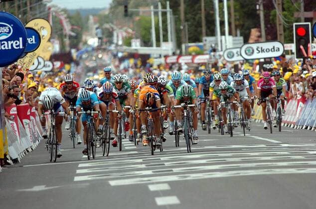 Oscar Freire (Spanien Rabobank, 2.v.re.) gewinnt die 9. Etappe der Tour de France 2006 vor Robbie McEwen (Australien Davitamon Lotto, re.) und Erik Zabel (Deutschland Milram, 2.v.li.) - Radsport Herren 93. Tour de France 2006, ProTour, Straßenradsport, Straße, Rad, Totale Linie, Ziellinie 9. Etappe: Bordeaux - Dax Spannung Radsport Herren 93. Tour de France 2006, ProTour, Straßenradsport, Straße, Rad, Totale Linie, Ziellinie 9. Etappe: Bordeaux - Dax Spannung