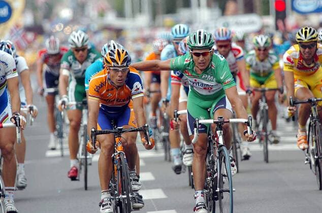 Robbie McEwen (Australien Davitamon Lotto, re.) gratuliert Etappensieger Oscar Freire (Spanien Rabobank) zum Gewinn der 9. Etappe bei der Tour de France 2006 - Radsport Herren 93. Tour de France 2006, ProTour, Straßenradsport, Straße, Rad, Gruppe 9. Etappe: Bordeaux - Dax Radsport Herren 93. Tour de France 2006, ProTour, Straßenradsport, Straße, Rad, Gruppe 9. Etappe: Bordeaux - Dax