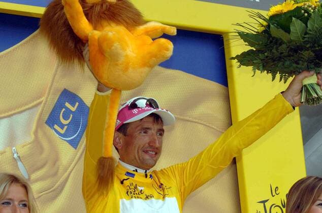 Serhiy Honchar (Ukraine T Mobile) im gelben Trikot bei der Siegerehrung zur 9. Etappe der Tour de France 2006 - Radsport Herren 93. Tour de France 2006, ProTour, Straßenradsport, Straße, Rad, Einzelbild 9. Etappe: Bordeaux - Dax Freude, Radsport Herren 93. Tour de France 2006, ProTour, Straßenradsport, Straße, Rad, Einzelbild 9. Etappe: Bordeaux - Dax Freude,