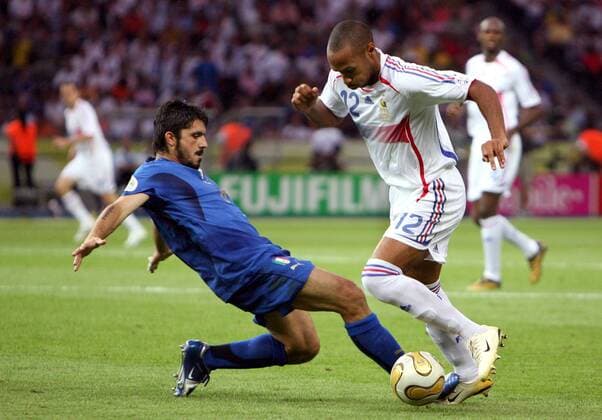 Thierry Henry (Frankreich, re.) gegen Gennaro Gattuso (Italien) Fußball WM Herren WM 2006, Länderspiel, Nationalteam, Finale, Endspiel, Nationaltrikot, Frankreich - Italien 4:6 n.E. Gruppe Berlin Dynamik, Kampf, Fußball WM Herren WM 2006, Länderspiel, Nationalteam, Finale, Endspiel, Nationaltrikot, Frankreich - Italien 4:6 n.E. Gruppe Berlin Dynamik, Kampf,