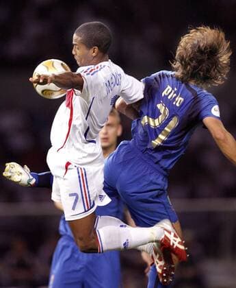 Florent Malouda (Frankreich, li.) gegen Andrea Pirlo (Italien) Fußball WM Herren WM 2006, Länderspiel, Nationalteam, Finale, Endspiel, Nationaltrikot, Frankreich - Italien 4:6 n.E. Gruppe Berlin, Dynamik, Kampf, Fußball WM Herren WM 2006, Länderspiel, Nationalteam, Finale, Endspiel, Nationaltrikot, Frankreich - Italien 4:6 n.E. Gruppe Berlin, Dynamik, Kampf,