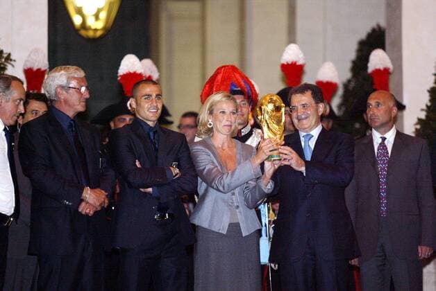 Empfang des Weltmeisters Italien in Rom, v.li.: Nationaltrainer Marcello Lippi und Fabio Cannavaro überlassen, Sportministerin Giovanna Melandri und Premierminister Romano Prodi (alle Italien) kurz den Weltmeisterpokal - Fußball WM Herren WM 2006, Nationalteam, Finale, Empfang, Ankunft, Rückkehr, Vdig Gruppe Rom Fußball WM Herren WM 2006, Nationalteam, Finale, Empfang, Ankunft, Rückkehr, Vdig Gruppe Rom