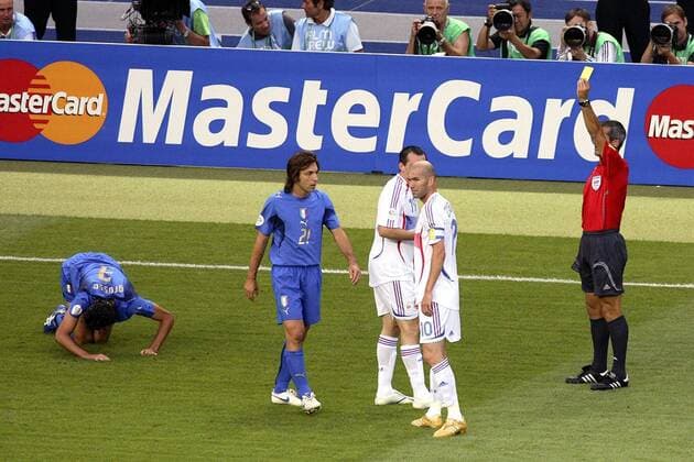 FIFA Schiedsrichter Horacio Elizondo (Argentinien) zeigt Willy Sagnol (verdeckt) die gelbe Karte, daneben Zinedine Zidane (beide Frankreich, re.) und Andrea Pirlo (Italien) ohne Einwände Fußball WM Herren WM 2006, Länderspiel, Nationalteam, Nationaltrikot, Endspiel, Finale, Italien - Frankreich 6:4 n.E. Gruppe Berlin Fußball WM Herren WM 2006, Länderspiel, Nationalteam, Nationaltrikot, Endspiel, Finale, Italien - Frankreich 6:4 n.E. Gruppe Berlin