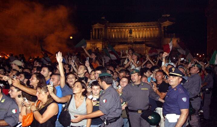 Italienische Fans empfangen ihren Weltmeister in Rom vor dem Nationaldenkmal Monomento a Vittorio Emanuele II. - Sicherheitskräfte versuchen die begeisterten Fans im Zaum zu halten - Fußball WM Herren WM 2006, Nationalteam, Finale, Empfang, Ankunft, Rückkehr, Vdig, Altar der Nationen Totale Stadtbild, Altare delle Patrie, 2. Rom,Sehenswürdigkeit, Wahrzeichen Freude, Begeisterung Fußball WM Herren WM 2006, Nationalteam, Finale, Empfang, Ankunft, Rückkehr, Vdig, Altar der Nationen Totale Stadtbild, Altare delle Patrie, 2. Rom,Sehenswürdigkeit, Wahrzeichen Freude, Begeisterung