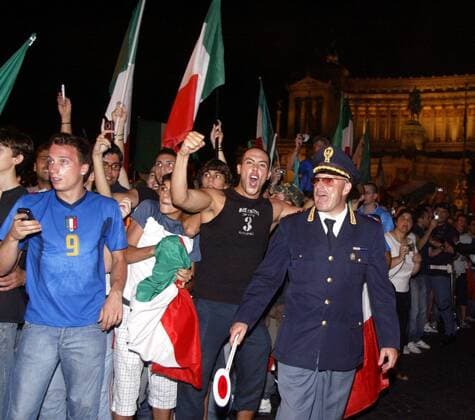 Italienische Fans empfangen ihren Weltmeister in Rom - Die anwesenden Sicherheitskräfte können fast genau so laut schreien wie die Fans - Fußball WM Herren WM 2006, Nationalteam, Finale, Empfang, Ankunft, Rückkehr, Vdig Gruppe Rom Freude, Begeisterung, Fußball WM Herren WM 2006, Nationalteam, Finale, Empfang, Ankunft, Rückkehr, Vdig Gruppe Rom Freude, Begeisterung,