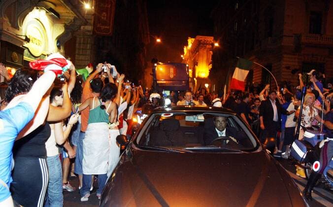 Weltmeister 2006: Empfang des italienischen Nationalteams in Italien: Der Mannschaftsbus drängt sich im Autokorso durch das nächtliche Rom - Fußball WM Herren WM 2006, Nationalteam, Finale, Empfang, Ankunft, Rückkehr, Vdig Totale Rom Freude, Begeisterung Fußball WM Herren WM 2006, Nationalteam, Finale, Empfang, Ankunft, Rückkehr, Vdig Totale Rom Freude, Begeisterung