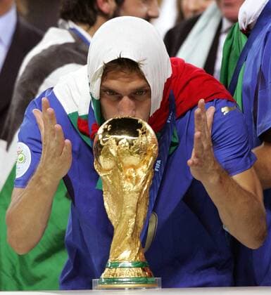 Weltmeister Francesco Totti (Italien) beschwört den FIFA Weltpokal - Fußball WM Herren WM 2006, Länderspiel, Nationalteam, Finale, Endspiel, Nationaltrikot Einzelbild Sieg, Sieger, Kopftuch, Kopfbedeckung Berlin Fahne, Nationalfahne Freude, Fußball WM Herren WM 2006, Länderspiel, Nationalteam, Finale, Endspiel, Nationaltrikot Einzelbild Sieg, Sieger, Kopftuch, Kopfbedeckung Berlin Fahne, Nationalfahne Freude,