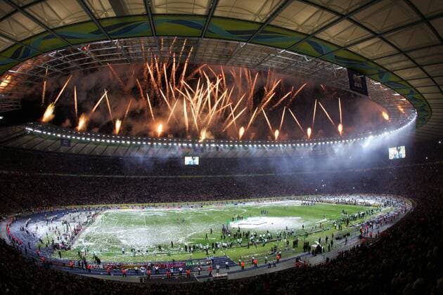 Feuerwerk zum Abschluß der WM im ausverkauften Berliner Olympiastadion Fußball WM Herren WM 2006, Länderspiel, Nationalteam, Finale, Endspiel, Feier, feiern, Siegesfeier, Dachkonstruktion Totale Olympiastadion, Zuschauerperspektive, Überdachung Berlin, Publikum, Zuschauer, Dach, Stadiondach Fußball WM Herren WM 2006, Länderspiel, Nationalteam, Finale, Endspiel, Feier, feiern, Siegesfeier, Dachkonstruktion Totale Olympiastadion, Zuschauerperspektive, Überdachung Berlin, Publikum, Zuschauer, Dach, Stadiondach