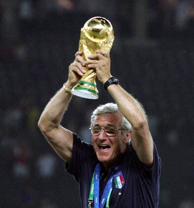 Weltmeister Italien: Nationaltrainer Marcello Lippi mit dem Weltpokal -  Fußball Herren WM 2006, Länderspiel, Nationalteam, Finale, Endspiel, Feier, Siegesfeier feiern Vdig Einzelbild Berlin Freude, Begeisterung, Fußball Herren WM 2006, Länderspiel, Nationalteam, Finale, Endspiel, Feier, Siegesfeier feiern Vdig Einzelbild Berlin Freude, Begeisterung,