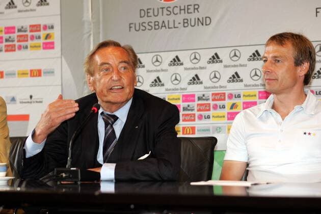 DFB Präsident Gerhard Mayer Vorfelder (li.) und Jürgen Klinsmann (beide Deutschland) geben bekannt, dass Klinsmann seinen Vertrag mit dem DFB nicht verlängern wird Fußball Herren Pressekonferenz 2006, PK, Pressetermin, Deutscher Fußballbund Gruppe Frankfurt M. Fußball Herren Pressekonferenz 2006, PK, Pressetermin, Deutscher Fußballbund Gruppe Frankfurt M.