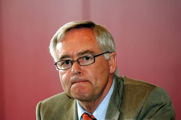 DFB Generalsekretär Horst R. Schmidt (Deutschland) während der Pressekonferenz zur Vorstellung des neuen Bundestrainers Fußball Herren Pressekonferenz 2006, PK, Pressetermin, Deutscher Fußballbund Porträt Frankfurt M. Skepsis, Fußball Herren Pressekonferenz 2006, PK, Pressetermin, Deutscher Fußballbund Porträt Frankfurt M. Skepsis,