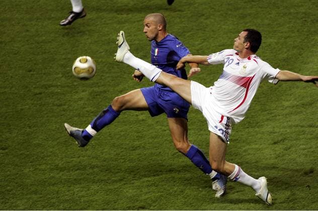 Willy Sagnol (Frankreich, re.) gegen Fabio Cannavaro (Italien) -  Fußball WM Herren WM 2006, Länderspiel, Nationalteam, Nationaltrikot, Endspiel, Finale, Italien - Frankreich 6:4 n.E. Gruppe Berlin Dynamik, Kampf, Fußball WM Herren WM 2006, Länderspiel, Nationalteam, Nationaltrikot, Endspiel, Finale, Italien - Frankreich 6:4 n.E. Gruppe Berlin Dynamik, Kampf,