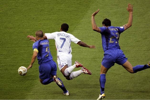 Florent Malouda (Frankreich, Mitte) kommt gegen Fabio Cannavaro (li.) und Marco Materazzi (beide Italien) zu Fall -  Fußball WM Herren WM 2006, Länderspiel, Nationalteam, Nationaltrikot, Endspiel, Finale, Italien - Frankreich 6:4 n.E. Gruppe Berlin Dynamik, Kampf, Fußball WM Herren WM 2006, Länderspiel, Nationalteam, Nationaltrikot, Endspiel, Finale, Italien - Frankreich 6:4 n.E. Gruppe Berlin Dynamik, Kampf,