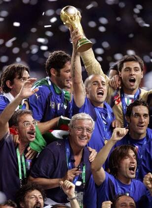 Italien Weltmeister 2006 - Siegerfoto mit Mannschaftsarzt Enrico Castellaci, Nationaltrainer Marcello Lippi, Andrea Pirlo, Luca Toni, Marco Materazzi, Fabio Cannavaro und Torwart Marco Amelia Fußball WM Herren WM 2006, Länderspiel, Nationalteam, Endspiel, Finale, Nationaltrikot, Italien Totale Berlin Freude, Fußball WM Herren WM 2006, Länderspiel, Nationalteam, Endspiel, Finale, Nationaltrikot, Italien Totale Berlin Freude,