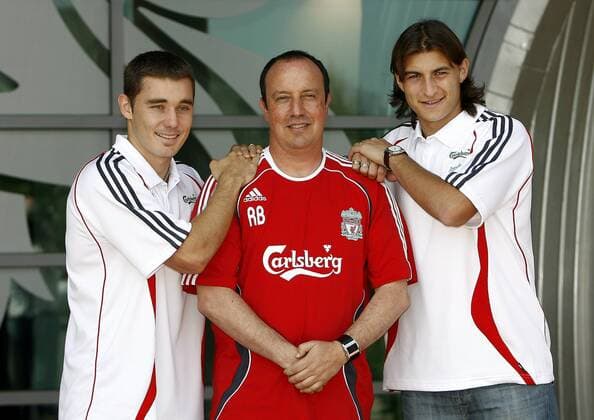 Trainer Rafael Benitez (Mitte) mit seinen Neuzugängen Fabio Aurelio (li.) und Gabriel Paletta (alle FC Liverpool) - EDITORIAL USE ONLY. No use with unauthorised audio, video, data, fixture lists, club league logos or live services. Online in-match use limited to 120 images, no video emulation. No use in betting, games or single club league player publications. Fußball Herren English Premier League 2006 2007, 1. Englische Liga, Vorstellung, Präsentation, Pressetermin Gruppe Manchester Fußball Herren English Premier League 2006 2007, 1. Englische Liga, Vorstellung, Präsentation, Pressetermin Gruppe Manchester