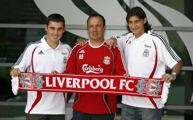Trainer Rafael Benitez (Mitte) mit seinen Neuzugängen Fabio Aurelio (li.) und Gabriel Paletta (alle FC Liverpool) - EDITORIAL USE ONLY. No use with unauthorised audio, video, data, fixture lists, club league logos or live services. Online in-match use limited to 120 images, no video emulation. No use in betting, games or single club league player publications. Fußball Herren English Premier League 2006 2007, 1. Englische Liga, Vorstellung, Präsentation, Pressetermin Gruppe Manchester Fußball Herren English Premier League 2006 2007, 1. Englische Liga, Vorstellung, Präsentation, Pressetermin Gruppe Manchester