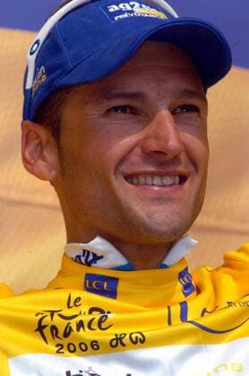Cyril Dessel (Frankreich AG2R Prevoyance) im gelben Trikot bei der Siegerehrung zur 10. Etappe der Tour de France 2006 - Radsport Herren 93. Tour de France 2006, ProTour, Straßenradsport, Straße, Rad, Porträt 10. Etappe: Cambo les Bains - Pau Freude, Radsport Herren 93. Tour de France 2006, ProTour, Straßenradsport, Straße, Rad, Porträt 10. Etappe: Cambo les Bains - Pau Freude,