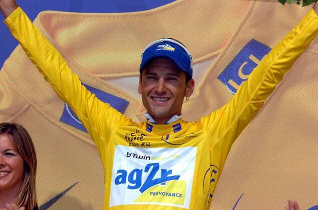 Cyril Dessel (Frankreich AG2R Prevoyance) im gelben Trikot bei der Siegerehrung nach der 10. Etappe der Tour der France 2006 - Radsport Herren 93. Tour de France, ProTour, Straßenradsport, Straße, Rad Einzelbild 2006 10. Etappe: Cambo les Bains - Pau Freude, Radsport Herren 93. Tour de France, ProTour, Straßenradsport, Straße, Rad Einzelbild 2006 10. Etappe: Cambo les Bains - Pau Freude,