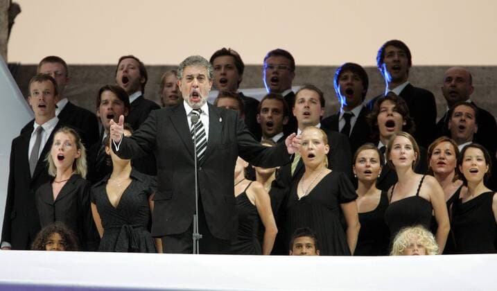 Startenor Placido Domingo (Spanien) während seines Auftritts anlässlich des WM Finals 2006 Fußball Herren WM 2006, Finale, Endspiel, Show, Showprogramm, Rahmenprogramm Gruppe Olympiastadion Berlin Fußball Herren WM 2006, Finale, Endspiel, Show, Showprogramm, Rahmenprogramm Gruppe Olympiastadion Berlin