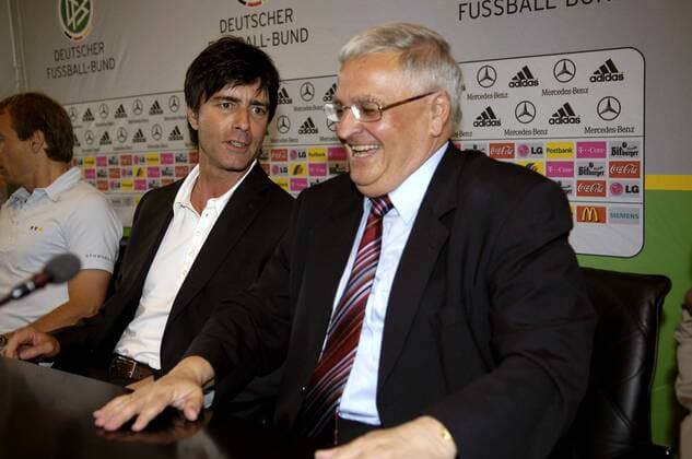 DFB Präsident Dr. Theo Zwanziger (re.) und der neue Bundestrainer Joachim Löw (beide Deutschland) während der DFB Pressekonferenz Fußball Herren PK Deutscher Fußballbund 2006, Pressetermin, Gruppe Frankfurt M. Freude, Begeisterung, Fußball Herren PK Deutscher Fußballbund 2006, Pressetermin, Gruppe Frankfurt M. Freude, Begeisterung,
