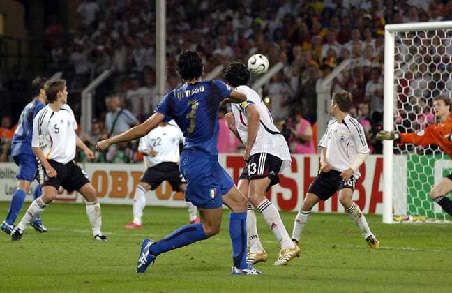 Fabio Grosso (Italien, Mitte) erzielt den Treffer zum 0:1, Michael Ballack (Deutschland, 3.v.re.) kann dem Ball nur noch hinterher schauen Fußball WM Herren WM 2006, Länderspiel, Nationalteam, Halbfinale, Nationaltrikot, Deutschland - Italien 0:2 n.V. Gruppe Dortmund Dynamik, Fußball WM Herren WM 2006, Länderspiel, Nationalteam, Halbfinale, Nationaltrikot, Deutschland - Italien 0:2 n.V. Gruppe Dortmund Dynamik,