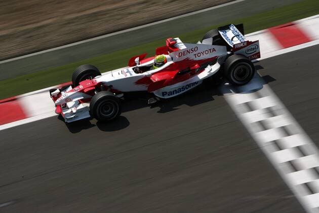 Ralf Schumacher (Deutschland Toyota) passiert in seinem Boliden die Start- und Ziellinie Motorsport Grand Prix Herren Großer Preis von Frankreich 2006, Formel 1 Weltmeisterschaft, F1, F, GP, WM, Freies Training Einzelbild Magny Cours Dynamik, Motorsport Grand Prix Herren Großer Preis von Frankreich 2006, Formel 1 Weltmeisterschaft, F1, F, GP, WM, Freies Training Einzelbild Magny Cours Dynamik,