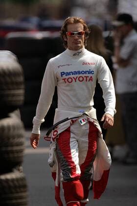 Jarno Trulli (Italien Toyota) im Fahrerlager von Magny Cours Motorsport Grand Prix Herren Großer Preis von Frankreich 2006, Formel 1 Weltmeisterschaft, F1, F, GP, WM, Freies Training Einzelbild Magny Cours Motorsport Grand Prix Herren Großer Preis von Frankreich 2006, Formel 1 Weltmeisterschaft, F1, F, GP, WM, Freies Training Einzelbild Magny Cours
