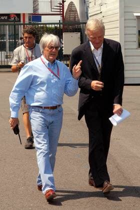 F1 Chef Bernie Ecclestone (li.) im Gespräch mit FIA Präsident Max Mosley (beide England) - Motorsport Grand Prix Herren Großer Preis von Frankreich 2006, Formel 1 Weltmeisterschaft, F1, F, GP, WM, Freies Training Gruppe Magny Cours Motorsport Grand Prix Herren Großer Preis von Frankreich 2006, Formel 1 Weltmeisterschaft, F1, F, GP, WM, Freies Training Gruppe Magny Cours