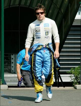 Fernando Alonso (Spanien Renault) im Fahrerlager von Magny Cours Motorsport Grand Prix Herren Großer Preis von Frankreich 2006, Formel 1 Weltmeisterschaft, F1, F, GP, WM, Einzelbild Magny Cours Motorsport Grand Prix Herren Großer Preis von Frankreich 2006, Formel 1 Weltmeisterschaft, F1, F, GP, WM, Einzelbild Magny Cours