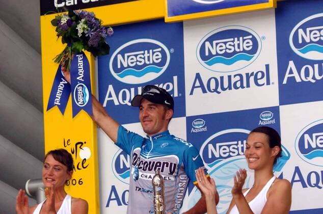 Yaroslav Popovych (Ukraine Discovery Channel) bejubelt den Gewinn der 12. Etappe der Tour de France 2006 - Radsport Herren Tour de France 2006, ProTour, Straßenradsport, Straße, Rad, Podest, Blumen, Blumenstrauß, Pokal Gruppe Hostess, Hostessen, Frau, Frauen, girl, girls 12. Etappe: Luchon - Carcassonne, Trophäe Freude, Radsport Herren Tour de France 2006, ProTour, Straßenradsport, Straße, Rad, Podest, Blumen, Blumenstrauß, Pokal Gruppe Hostess, Hostessen, Frau, Frauen, girl, girls 12. Etappe: Luchon - Carcassonne, Trophäe Freude,
