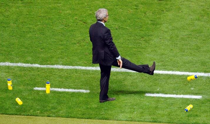 Nationaltrainer Raymond Domenech (Frankreich) tritt wütend gegen eine Trinkflasche -  Fußball WM Herren WM 2006, Länderspiel, Nationalteam, Finale, Endspiel Einzelbild o0 Emotionen Berlin Wut, Enttäuschung, Fußball WM Herren WM 2006, Länderspiel, Nationalteam, Finale, Endspiel Einzelbild o0 Emotionen Berlin Wut, Enttäuschung,