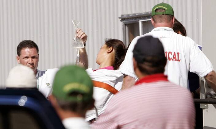 Michelle Wie (USA) wird mit schweren Kreislaufproblemen abtransportiert, nachdem sie den heißen Temperaturen beim John Deere Classic in Silvus zum Opfer gefallen ist - (sil2006071405) Golf Damen John Deere Classic 2006, Classics, LPGA Tour, Kreislaufzusammenbruch, Infusion, Gruppe Erste Hilfe, Sanitäter, medizinische Betreuung, Silvis, Versorgung, Transport, Abtransport Erschöpfung, Golf Damen John Deere Classic 2006, Classics, LPGA Tour, Kreislaufzusammenbruch, Infusion, Gruppe Erste Hilfe, Sanitäter, medizinische Betreuung, Silvis, Versorgung, Transport, Abtransport Erschöpfung,