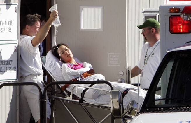 Michelle Wie (USA) wird mit schweren Kreislaufproblemen auf der Krankenliege abtransportiert, nachdem sie den heißen Temperaturen beim John Deere Classic in Silvus zum Opfer gefallen ist - (sil2006071409) Golf Damen John Deere Classic 2006, Classics, LPGA Tour, Kreislaufzusammenbruch, Infusion, Gruppe Erste Hilfe, Sanitäter, medizinische Betreuung, Silvis, Versorgung, Transport, Abtransport, Liege Erschöpfung, Golf Damen John Deere Classic 2006, Classics, LPGA Tour, Kreislaufzusammenbruch, Infusion, Gruppe Erste Hilfe, Sanitäter, medizinische Betreuung, Silvis, Versorgung, Transport, Abtransport, Liege Erschöpfung,