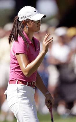 Michelle Wie (USA) verabschiedet sich sichtlich gezeichnet von ihren Kreislaufproblemen bei den Zuschauern des John Deere Classic in Silvus - (sil2006071403) Golf Damen John Deere Classic 2006, Classics, LPGA Tour, Kreislaufzusammenbruch, Einzelbild schwach, Schwächeanfall, winken, verabschieden Silvis, Schwächeanfall Erschöpfung, Golf Damen John Deere Classic 2006, Classics, LPGA Tour, Kreislaufzusammenbruch, Einzelbild schwach, Schwächeanfall, winken, verabschieden Silvis, Schwächeanfall Erschöpfung,