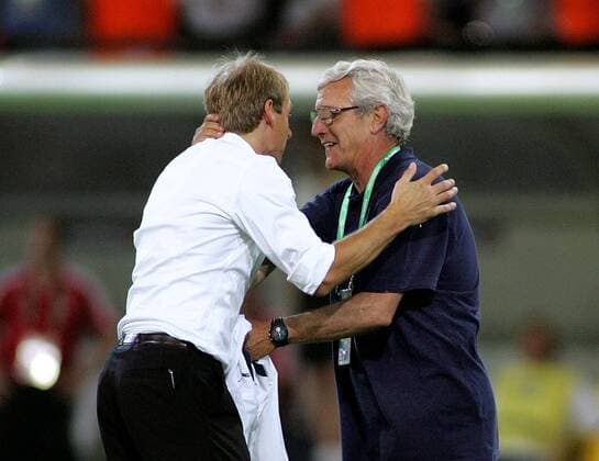Bundestrainer Jürgen Klinsmann (Deutschland, li.) gratuliert Nationaltrainer Marcello Lippi (Italien) zum Finaleinzug Fußball WM Herren WM 2006, Länderspiel, Nationalteam, Halbfinale, Deutschland - Italien 0:2 Gruppe Dortmund Fußball WM Herren WM 2006, Länderspiel, Nationalteam, Halbfinale, Deutschland - Italien 0:2 Gruppe Dortmund