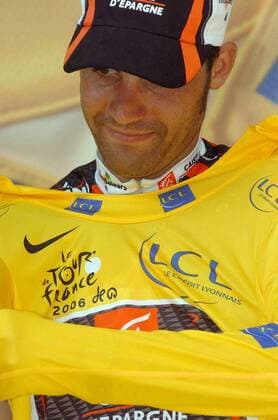 Oscar Pereiro Sio (Spanien Caisse D Epargne - Iles Balears) schlüpft bei der Siegerehrung zur 13. Etappe der Tour de France 2006 ins gelbe Trikot -  Radsport Herren 93. Tour de France 2006, ProTour, Straßenradsport, Straße, Rad Einzelbild 13. Etappe Beziers - Montelimar Radsport Herren 93. Tour de France 2006, ProTour, Straßenradsport, Straße, Rad Einzelbild 13. Etappe Beziers - Montelimar