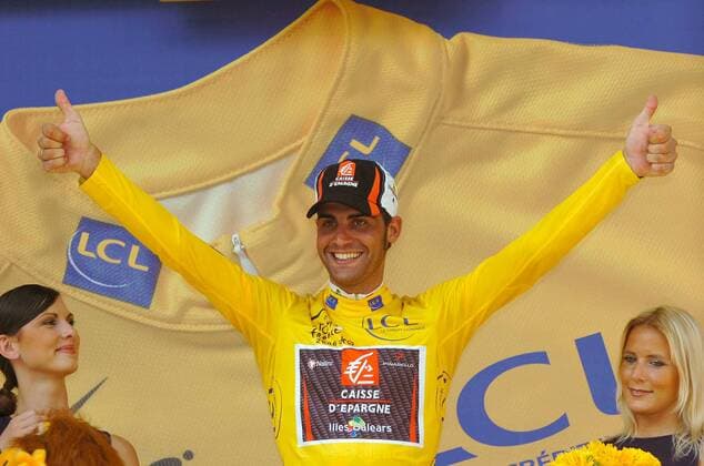 Oscar Pereiro Sio (Spanien Caisse D Epargne - Iles Balears) bei der Siegerehrung zur 13. Etappe der Tour de France 2006 im gelben Trikot - Radsport Herren 93. Tour de France 2006, ProTour, Straßenradsport, Straße, Rad Einzelbild 13. Etappe Beziers - Montelimar Freude, Radsport Herren 93. Tour de France 2006, ProTour, Straßenradsport, Straße, Rad Einzelbild 13. Etappe Beziers - Montelimar Freude,