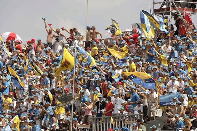 Motorsportfans feuern während des GP von Frankreich 2006 die Fahrer von Renault an Motorsport Grand Prix Herren Großer Preis von Frankreich 2006, Formel 1 Weltmeisterschaft, F1, F, GP, WM, Qualifying Totale Magny Cours Motorsport Grand Prix Herren Großer Preis von Frankreich 2006, Formel 1 Weltmeisterschaft, F1, F, GP, WM, Qualifying Totale Magny Cours