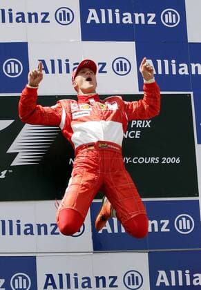 Michael Schumacher (Deutschland Ferrari) freut sich über seinen Sieg beim GP von Frankreich 2006 Motorsport Grand Prix Herren Großer Preis von Frankreich 2006, Formel 1 Weltmeisterschaft, F1, F, GP, WM Einzelbild Magny Cours Höhe Begeisterung, Freude, Motorsport Grand Prix Herren Großer Preis von Frankreich 2006, Formel 1 Weltmeisterschaft, F1, F, GP, WM Einzelbild Magny Cours Höhe Begeisterung, Freude,