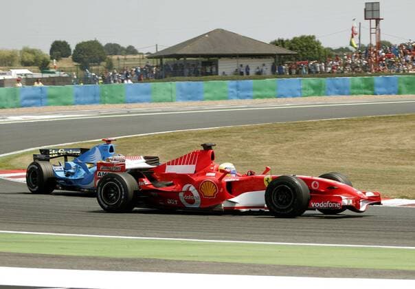 Felipe Massa (Brasilien Ferrari, vorn) wird von Fernando Alonso (Spanien Renault) attackiert Motorsport Grand Prix Herren Großer Preis von Frankreich 2006, Formel 1 Weltmeisterschaft, F1, F, GP, WM Gruppe Magny Cours Kampf Motorsport Grand Prix Herren Großer Preis von Frankreich 2006, Formel 1 Weltmeisterschaft, F1, F, GP, WM Gruppe Magny Cours Kampf