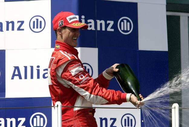 Michael Schumacher (Deutschland Ferrari) feiert den Sieg beim GP von Frankreich 2006 mit Champagner Motorsport Grand Prix Herren Großer Preis von Frankreich 2006, Formel 1, Weltmeisterschaft, F1, F, GP, WM Einzelbild Magny Cours Freude, Motorsport Grand Prix Herren Großer Preis von Frankreich 2006, Formel 1, Weltmeisterschaft, F1, F, GP, WM Einzelbild Magny Cours Freude,