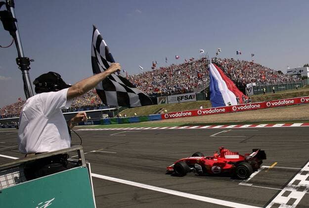 Michael Schumacher (Deutschland Ferrari) gewinnt den GP von Frankreich 2006 Motorsport Grand Prix Herren Großer Preis von Frankreich 2006, Formel 1, Weltmeisterschaft, F1, F, GP, WM, Totale Zielrichter, Zielrichterturm Magny Cours Motorsport Grand Prix Herren Großer Preis von Frankreich 2006, Formel 1, Weltmeisterschaft, F1, F, GP, WM, Totale Zielrichter, Zielrichterturm Magny Cours