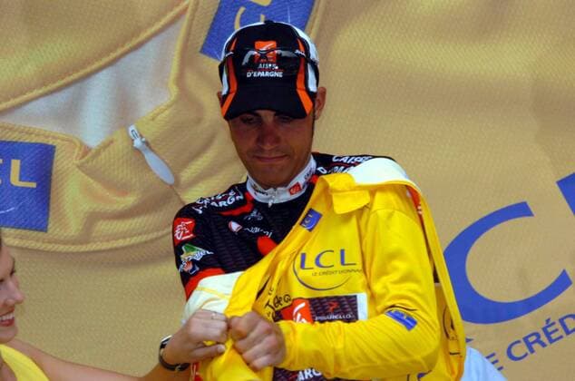 Oscar Pereiro Sio (Spanien Caisse d Epargne - Illes Balears) im gelben Trikot bei der Siegerehrung nach der 14. Etappe der Tour de France 2006-  Radsport Herren Tour de France 2006, ProTour, Straßenradsport, Straße, Rad, Einzelbild 14. Etappe: Montelimar - Gap Radsport Herren Tour de France 2006, ProTour, Straßenradsport, Straße, Rad, Einzelbild 14. Etappe: Montelimar - Gap