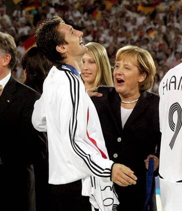 Bundeskanzlerin Angela Merkel gratuliert Miroslav Klose (beide Deutschland) zum dritten Platz bei der WM 2006 Fußball WM Herren WM 2006, Länderspiel, Nationalteam, Nationaltrikot, Spiel um Platz 3, drei Gruppe Bundespolitiker, Bundespolitikerin Stuttgart Freude Fußball WM Herren WM 2006, Länderspiel, Nationalteam, Nationaltrikot, Spiel um Platz 3, drei Gruppe Bundespolitiker, Bundespolitikerin Stuttgart Freude