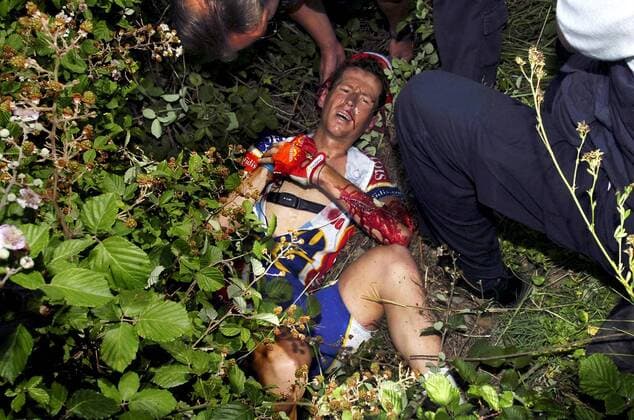 Rik Verbrugghe (Belgien Cofidis) liegt schwerverletzt im Straßengraben und wird notdürftig versorgt -  Radsport Herren 93. Tour de France 2006, ProTour, Straßenradsport, Straße, Rad Gruppe Arm 14. Etappe: Montelimar - Gap Radsport Herren 93. Tour de France 2006, ProTour, Straßenradsport, Straße, Rad Gruppe Arm 14. Etappe: Montelimar - Gap